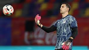 El portero no se volvió a levantar, tuvo que ser sacado del campo en camilla, con cuello ortopédico, y con la angustia de sus compañeros. Quien Es Emiliano Martinez El Arquero Heroe De La Seleccion Argentina Tyc Sports
