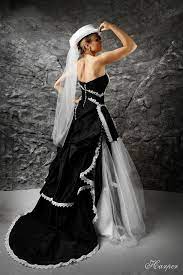 Finde dein brautkleider bei pronovias. Brautkleid Schwarz Weiss Im Trendigen Westernlook Kleiderfreuden