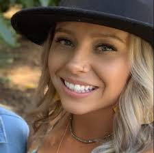 Tara Kelly's Instagram, Twitter & Facebook