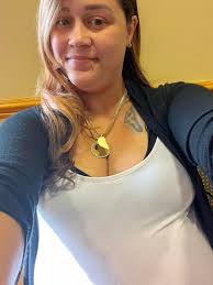 Can there be more than one person in a maternity photo?