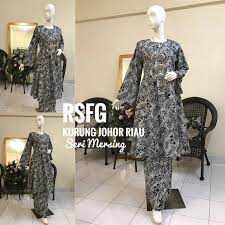 Baju kurung terdapat pelbagai jenis potongan seperti baju kurung tradisional, baju kurung riau, baju kurung pahang, serta baju kurung moden berbagai rekaan terkini. Pemborong Pakaian Muslimah Dan Jubah Lelaki Terkini Baju Kurung Riau