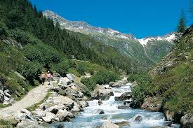 Umgeben von über 80 dreitausendern fasziniert es jahr für jahr seine besucher, die hier wandern, klettern. Prettau Ahrntal Sudtirol