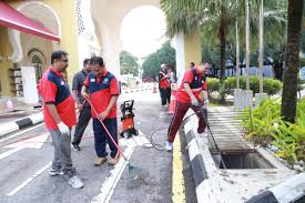 Membersihkan lingkungan sekolah menjelang libur semester. Kartun Gambar Sketsa Gotong Royong Di Sekolah