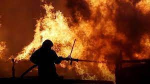 L'incendie spectaculaire se situe dans le 12e arrondissement de marseille zi st pierre, et ravage un entrepôt de garde meubles d'une société de demenagement. France Violent Incendie En Cours A Paris