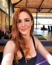 45lik Mine Tugaydan nefes kesen pozlar: Gençlere taş çıkartıyor