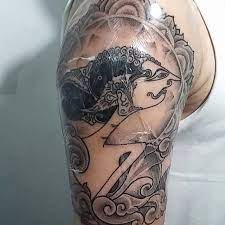 In traditional tattoo care, covering the fresh, clean tattoo with household wrap (saran wrap) is usually the first step in the healing process. Tattoo Aftercare Taking Care Of A Tattoo In 9 Steps Authoritytattoo