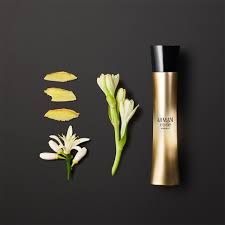 A l'image des plus prestigieuses récompenses du cinéma, son flacon emblématique se pare d'or absolu, symbole d'une élégance intemporelle et magnétique. Armani Gold Women S Perfume Off 79 Buy
