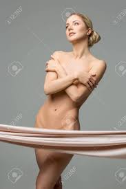 Hermosa Mujer Desnuda Con Telas De Seda Que Cubren La Zona Íntima Fotos,  retratos, imágenes y fotografía de archivo libres de derecho. Image 96401468