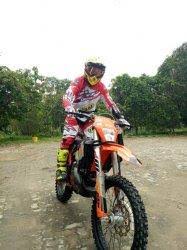 Tangannya mempererat lilitan selimut yang membungkus tubuhnya. Biaya Terjangkau Jadi Alasan 2 Pria Ini Modifikasi Motor Standar Jadi Motor Trail Tribun Lampung
