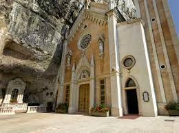 El santuario de madonna della corona, situado en la región italiana de verona te sorprenderá tanto por su belleza paisajista como su arquitectura. Madonna Della Corona Sanctuary Near Verona Italy Pilgrim Info Com