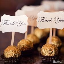 Goldfolierte Pralinen Als Gefalligkeiten Patricia Amezcua Mit Bildern Hochzeitsgastgeschenke Gastgeschenke Hochzeit Hochzeitsgeschenke Fur Die Braut