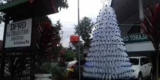 Pohon natal dari botol plastik bekas. Bahan Pembuat Pohon Natal Mulai Dari Botol Bekas Cabai Petai Hingga Batik Kompasiana Com
