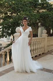 Erst ab den 1920er jahren durften sich die zukünftigen bräute über ein weißes brautkleid erfreuen. Weisses Kurzarm Brautkleid Mit V Ausschnitt Und Tullrock Von Sincerity Modell 44089 Heiraten Mit Braut De