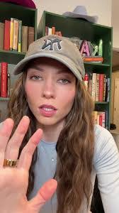 Jessica Heald's Instagram, Twitter & Facebook