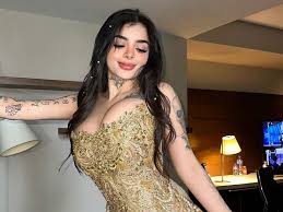 Karely Ruiz destapa que está embarazada con espectacular vestido dorado -  Amexi