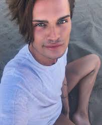 At the end of last year, koen pieter van dijk published a biography in which he said he was done with alcohol and drugs. Koen Kardashian Is Beroofd In Londen En Deelt Zijn Verhaal Op Instagram