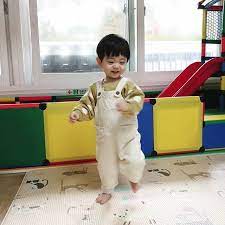 Aya yang memiliki arti penuh warna juga indah. A Imagem Pode Conter 1 Pessoa Sentado E Area Interna Gambar Bayi Bayi Lucu Bayi