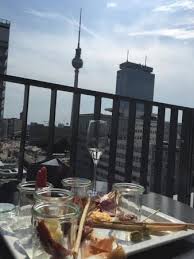 Situated just 2 minutes from the famous alexanderplatz and just 5 minutes from the shopping area of alte schoenhauser allee and hackesche hoefe the holiday inn. Appero Auf Dem Balkon Aufnahme Von Holiday Inn Berlin Centre Alexanderplatz Tripadvisor