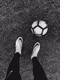 Hintergrundbilder von hund und katze kopf gegen den hintergrund schwarz weiss aus der kategorie natur gibt es als hd wallpaper im widescreen format und als. Es Ist Schwarz Und Weiss Und Sie Wissen Dass Es Ein Fussball Ist Fussball Madchen Fussball Fussball Fotos Fussballfotografie