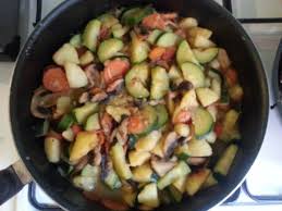 Poelee De Legumes Pommes De Terre Courgettes Carottes Champignons Recette Poelee De Legumes Recette Courgette Carotte Recettes De Cuisine