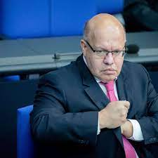 Peter altmaier (ensdorf, saarland, 18 juni 1958) is een duits politicus van de cdu en jurist. Altmaier Sorgt Fur Eklat Merkels Minister Fallt Nachtlicher Tweet Auf Die Fusse Entlarvend Politik