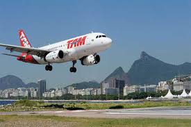 Substantivo masculino aeronave utilizada como meio de transporte, equipada com asas, mais pesada que o ar e propelida por um (ou mais de um) motor de explosão, que aciona. Risco De Contrair Covid 19 Em Avioes E Muito Baixo Diz Estudo