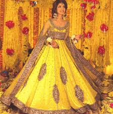 20 Chic Mehndi Dresses For Pakistani Brides Mehndi Guests In 2020 Mehndi Dress Pakistani Mehndi Dress Bridal Mehndi Dresses