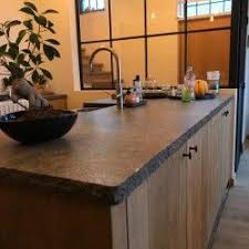 keuken keukenblad in belgische blauwe hardsteen met handgekapte rand door all import keukenblad keukeneiland hardsteen