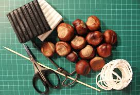 Mit einem praktischen handbohrer bohrt man dünne löcher in die kastanien und reiht sie schließlich auf einem biegsamen draht oder einer schnur auf. Basteln Mit Kastanien Frau Friemel