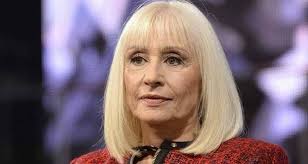 Raffaella introduces, entertains, interviews, dances, sings and. Ogi5ddusg422tm