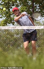 Andy murray of great britain smashes his racket after losing a point against alexander dolgopolov of ukrain (shanghai 2012). James Norton Geniesst Eine Sozial Distanzierte Spiel Von Tennis Mit Einem Kumpel Aktuelle Boulevard Nachrichten Und Fotogalerien Zu Stars Sternchen