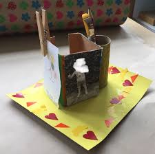 pennenbakje met papierhouder van melkpak en wc rol bevestigd met splitpen en sterke lijm melkpakken vaderdag moederdag