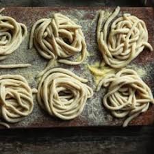 L'origine dei pici risale all'epoca etrusca e, la zona in cui sarebbero nati, sembra essere quella al confine tra toscana, umbria e in merito alle origini del nome pici, secondo alcuni sarebbe lagato alla figura di marco gavio apicio, importante gastronomo romano e autore della. Pici Fatti In Casa