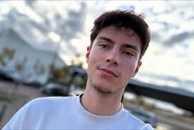 Jste zachráněni! Nadále pečujeme o budoucnost české literatury. A to nejen  osobním vkladem, ohoho, ale hlavně soutěží pro středoškoláky Max&Franz. To  je druhej penzijní pilíř, úložky na stáří, až bude čas na