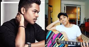 Deras hati ku berdetar dilangit aku terlihat kamu terang malam teman kita dengan angin meniup sayu ku petik gitar akustik ini dengan harapan dia mendengar melodi indah yang ku cipta hanya untuk luahkan rinduku padanya. Ini Peserta Af Megastar Pilihan Aizat Amdan Iluminasi