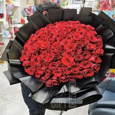 Choosing the right flower shop is the desire of every person. Hand Big Bouquet Send Flowers Online Dubai Uae Flower Delivery By Florists Flowers Online Bigger Bouquet For All Occasions Same Day Delivery Express Flower Delivery In Uae