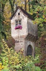 Well At Least Part Of A Castle This Would Be So Cool In The Trees In My Back Yard Alte Verlassene Hauser Marchenhaus Altes Gebaude