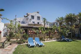 Nuestra casa rural es una casa de una planta con aire andaluz en su fachada blanca y de una única planta. Casa 5 Hacienda Sajorami Alojamientos En Zahora Costa De La Luz