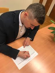 Közös szelfizés után parizert és száraztésztát ajándékozott az ifjúsági kereszténydemokrata szövetség jakab péternek, a jobbik elnökének. Jakab Peter Nekem Adatott Meg Az A Megtiszteltetes Hogy Facebook