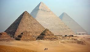 Telle est la grande question que l'on se pose quand on parle de la construction des pyramides d'egypte, on est confronté rapidement à plusieurs sujets d'étude. Les Architectes Des Pyramides Genies Anonymes Des Pharaons