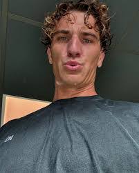 Thomas Bussard's Instagram, Twitter & Facebook