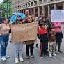 Kaingang protestam contra restrição à comercialização de artesanato indígena em rua turística de Porto Alegre