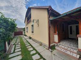 Terenul aferent este de 4474 mp, curte individuala, libera in suprafata d. Casa De Vanzare Salonta Cv0369