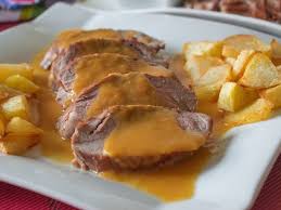 Deliciosa receta de solomillo de cerdo al horno recubierto de una mezcla de paté y champiñones nata 5 diciembre, 2016 carnes para navidad, carnes y aves, cocina, masas, recetas de navidad como en este exquisito solomillo de cerdo en salsa al pedro ximénez, todo un espectáculo gourmet. Solomillo En Salsa