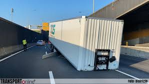 Door de aanvriezende mist is het spekglad op de brug, meldden. Transport Online Haringvliet Weer Dicht Na Storing