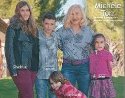 Michèle Torr: gia đình là thiêng liêng! (9) Các cháu của bà là Charlotte, Samuel, Raphaëlle, các con của con trai bà là Romain, và Nina, con gái của Emilie. "Một gia đình tuyệt vời và không có