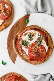 10 Minute Margherita Pita Bread Pizzas Jar Of Lemons Recipe Pita Bread Pizza Pita Bread Pizza Bread