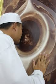 Batu hajar aswad ternyata pernah mengalami sejumlah peristiwa. Kenapa Harus Mencium Hajar Aswad Tourtravel