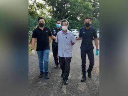 Semalam, polis johor telah mengadakan operasi melakukan. Warga Emas Didenda Rm8 000 Sembunyi Wang