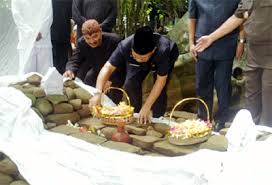Nggak hanya indah, maknanya pun begitu dalam, yaitu meskipun dalam kesusahan kamu masih bisa. Bupati Ziarah Makam Prabu Wastukencana Harapan Rakyat Online